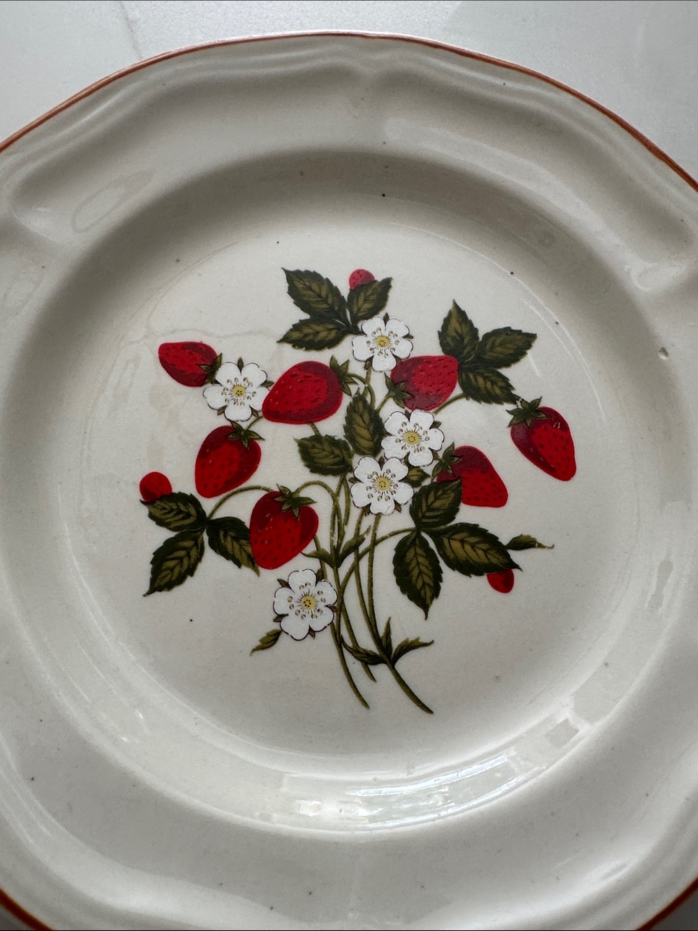 Vintage Gibson Strawberry Motif Ceramic Salad Plate Decorative Cottagecore - Picture 2 of 3